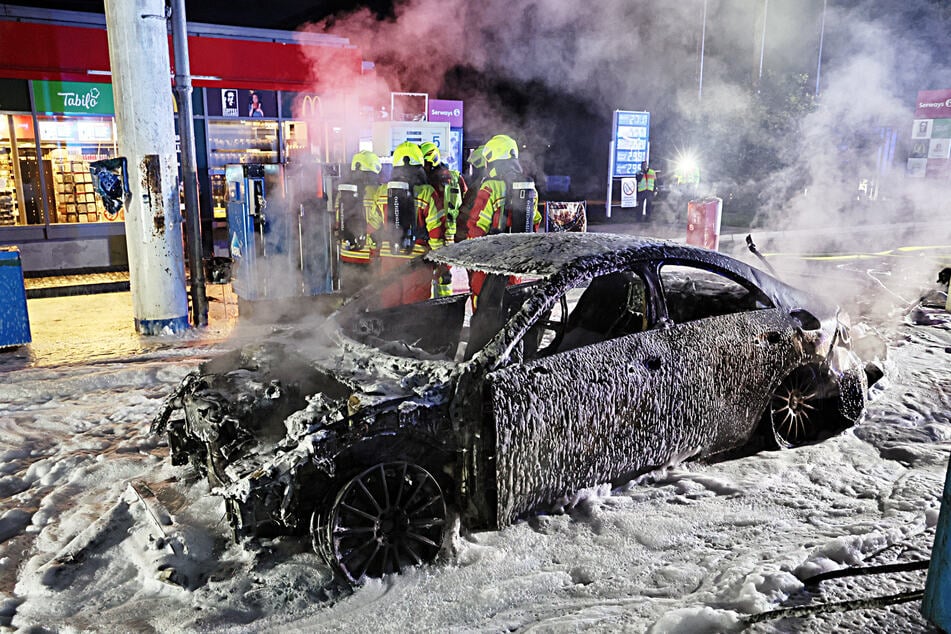 Das brennende Auto konnte nur noch mit viel Schaum gelöscht werden.