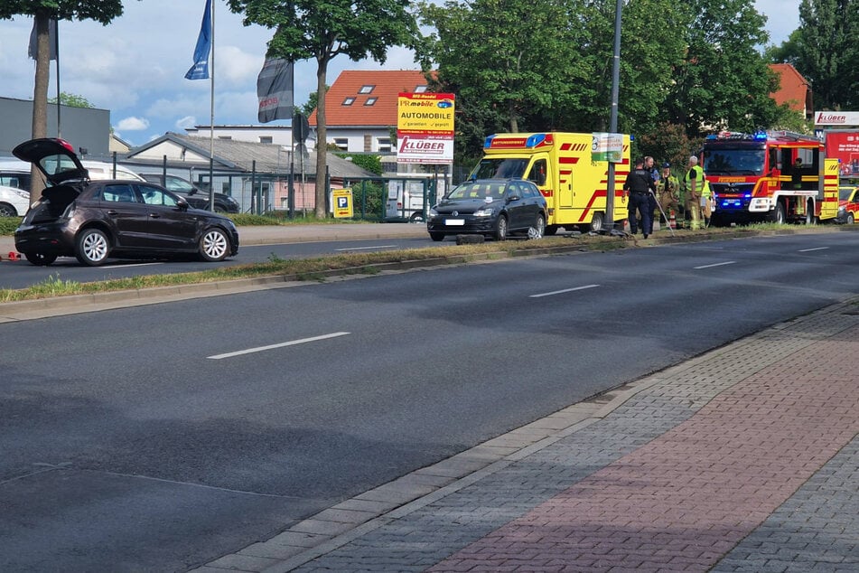 Einsatz der Rettungskräfte auf der Dohnaer Straße. Zwei Autos sind kollidiert.