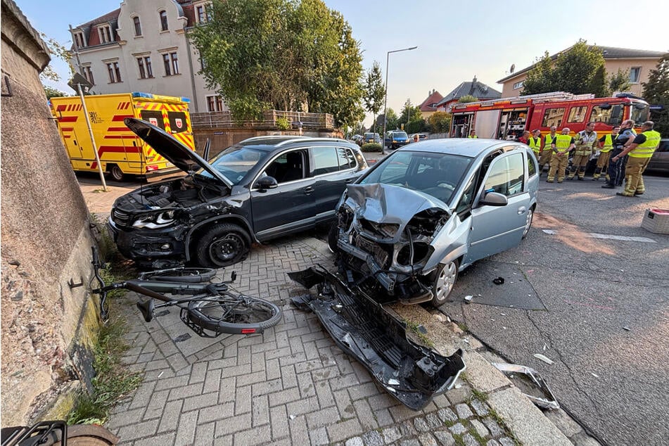 Nach einer Kollision schleuderten beide Autos gegen eine Radfahrerin auf dem Gehweg.