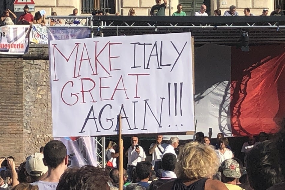 Teilnehmer einer Demonstration gegen die staatliche Corona-Politik haben sich in Rom auf der Piazza Bocca della Verita versammelt.