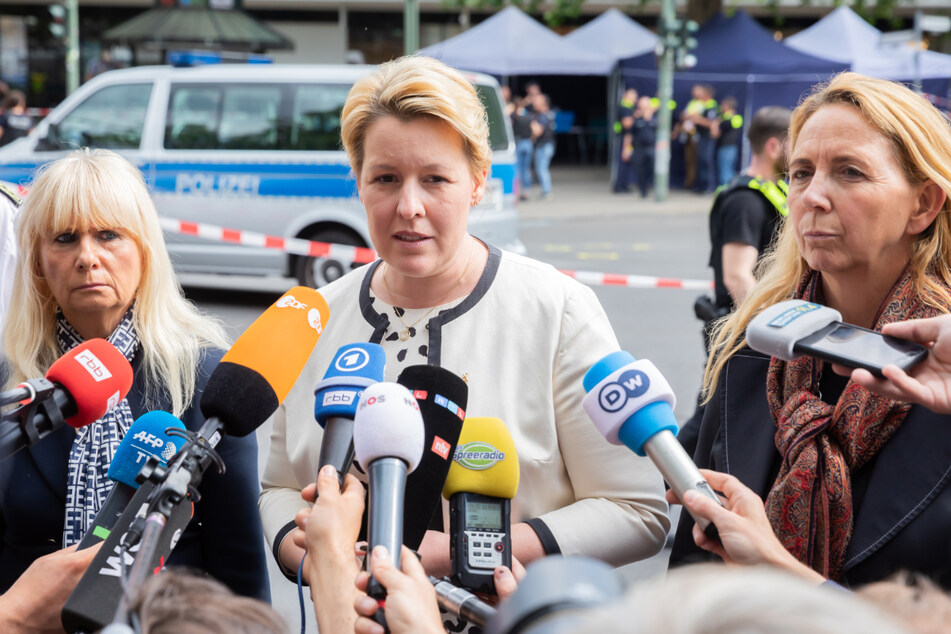 Berlins Regierende Bürgermeisterin Franziska Giffey (SPD, M) spricht mit den Medien.