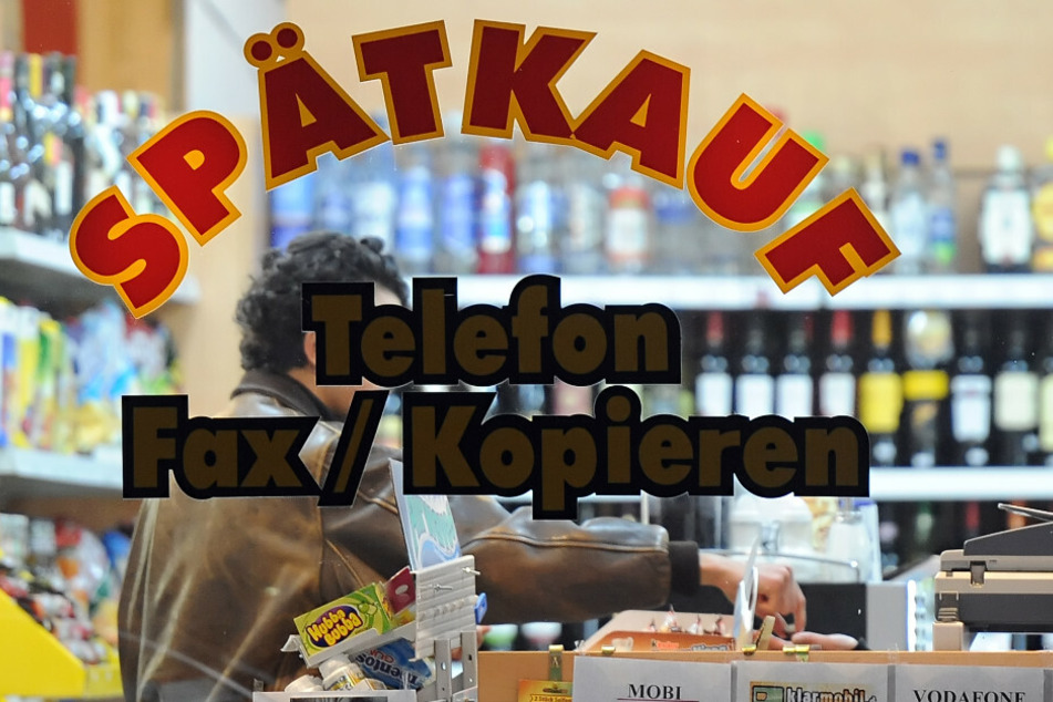 Ein Spätkauf-Verkäufer ist bei dem Überfall lebensgefährlich verletzt worden. (Symbolbild)