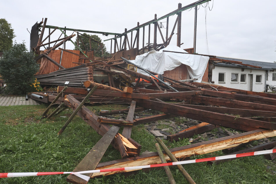 Millionenschaden: Tornado weht Dach von Materialhalle