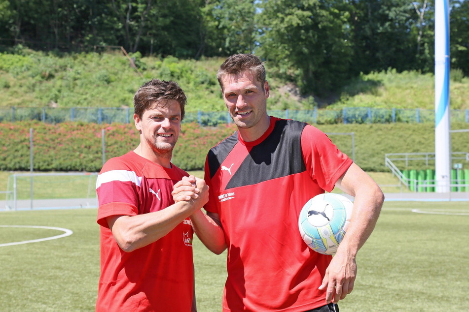 26. Juni 2016: Ronny König (r.) wird von Torsten Ziegner, damals Trainer beim FSV Zwickau, als Neuzugang begrüßt.
