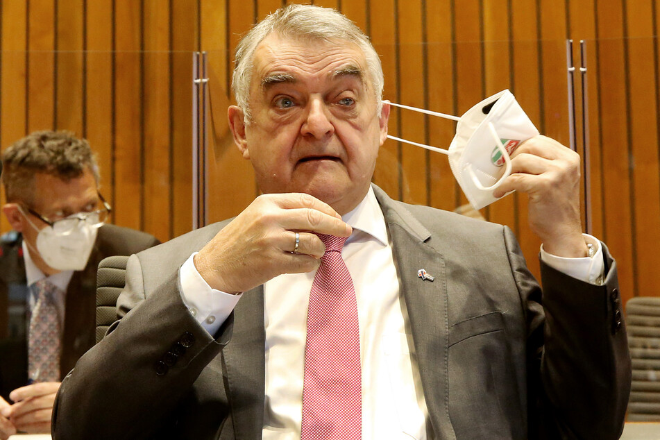 NRW-Innenminister Herbert Reul (68, CDU) räumte in der Sondersitzung zu dem umstrittenen Polizeieinsatz Fehler ein.