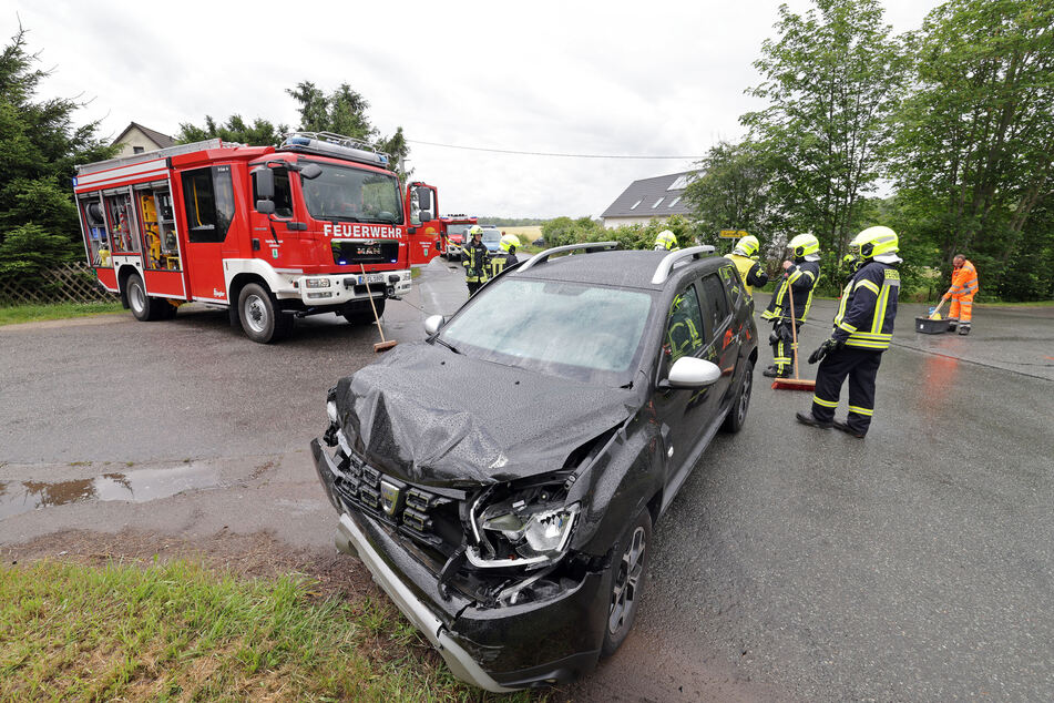 Der Dacia wurde im Frontbereich beschädigt.