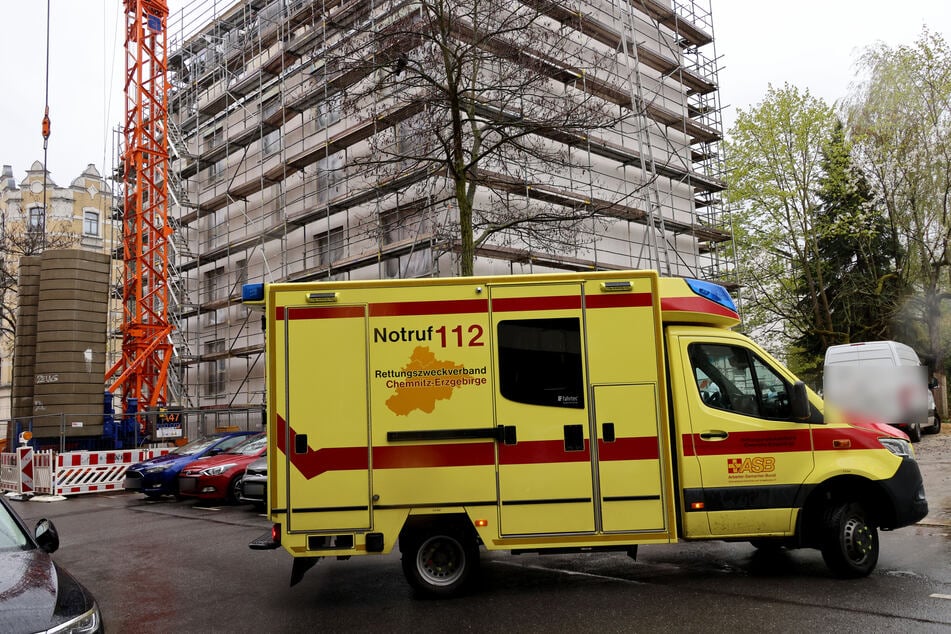 Chemnitz: Schwerer Arbeitsunfall in Chemnitz: Bauarbeiter von Gerüst gestürzt