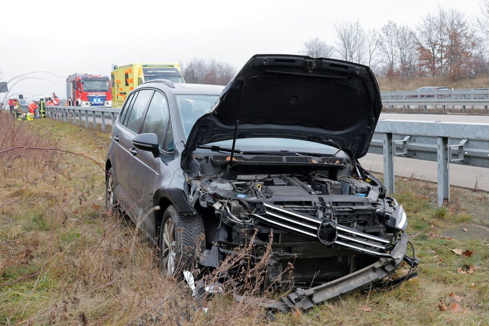 Der VW wurde durch den Unfall massiv beschädigt. Das Auto musste abgeschleppt werden.