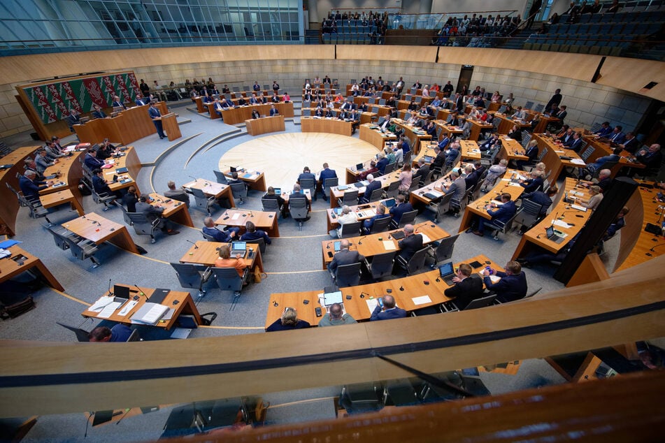 Im Landtag in Düsseldorf wurde der Rekord-Etat 2025 beschlossen, der durch Mehreinnahmen besser als geplant ausfällt. (Archivfoto)