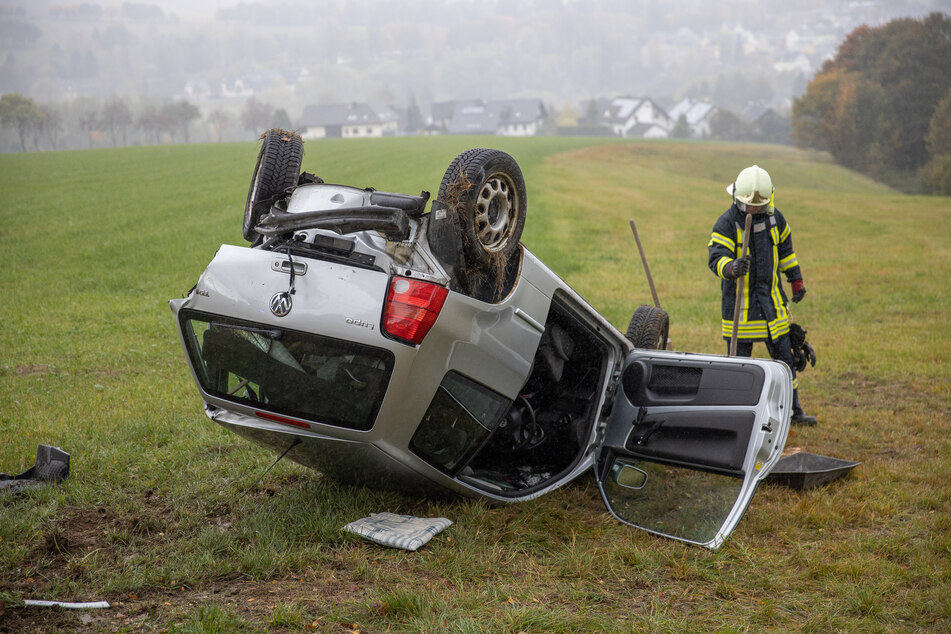 Nach einem schweren Frontalcrash auf der B101 kam ein VW auf dem Dach zum Liegen.