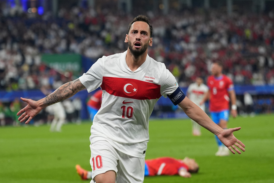 Kapitän Hakan Calhanoglu erzielt das 1:0 für die Türkei.
