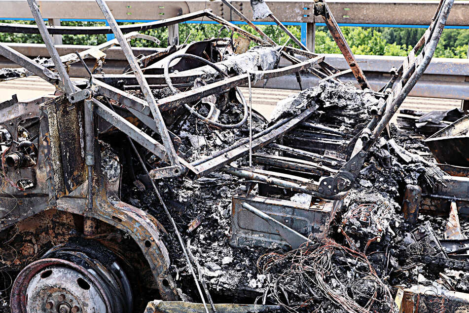 Ein Wohnmobil ist auf der A3 in Flammen aufgegangen.