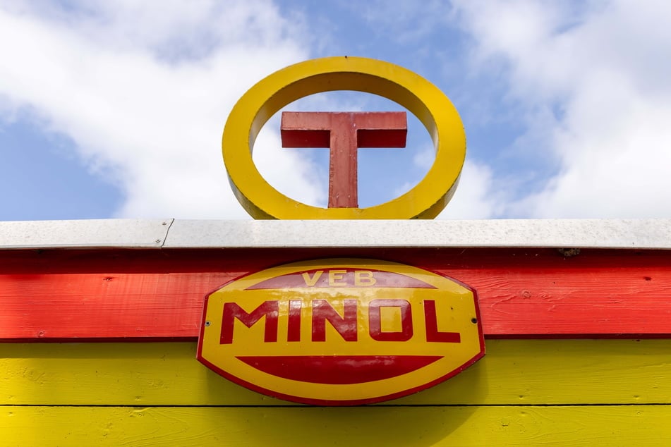 Das alte Minol-Logo ist das heimliche Wahrzeichen des Dorfes.