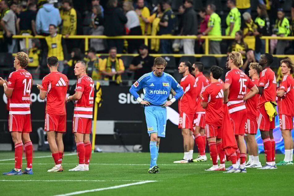 Am Ende ist den Union-Kickern in Dortmund wieder einmal nichts anderes übrig geblieben, als sich bei den mitgereisten Fans für die Unterstützung zu bedanken und enttäuscht von dannen zu ziehen.