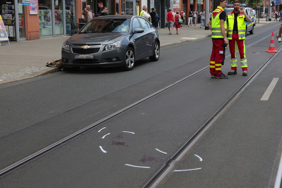 Der Chevrolet stieß auf der Kesselsdorfer Straße mit einem Fußgänger zusammen. Auf der Fahrbahn sind sogar Blutspuren zu sehen.