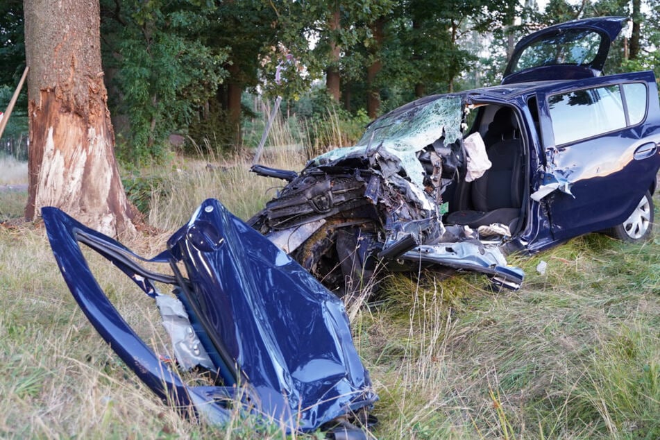 Der Dacia Sandero war nach dem Unfall nur noch ein Wrack. Der Fahrer hatte keine Chance, starb mit 39 Jahren.