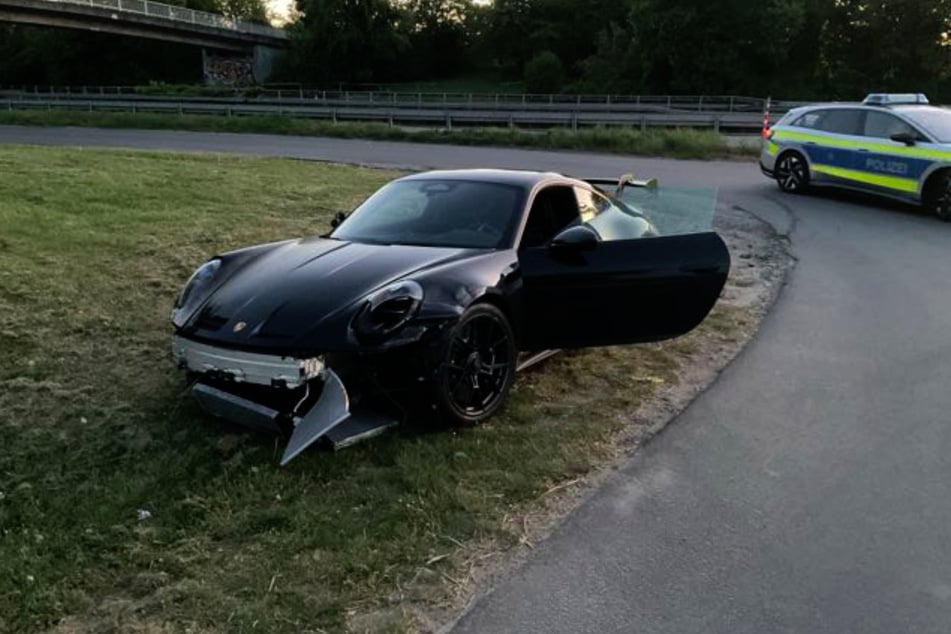 Der am Auto und an der Leitplanke entstandene Schaden wird von der Polizei auf 120.000 Euro geschätzt.