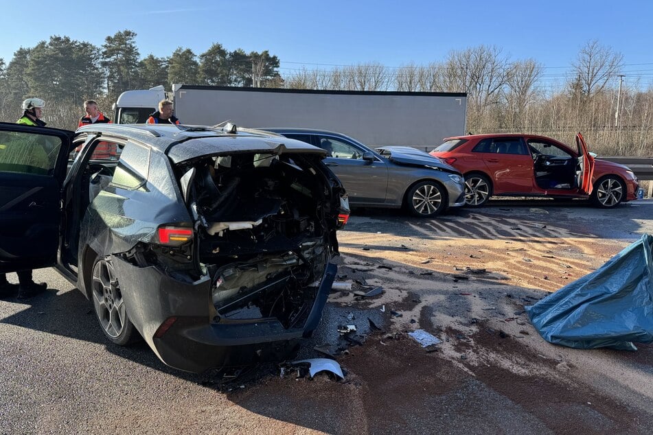 Mehrere Autos fuhren auf der A9 im Landkreis Roth aufeinander auf.