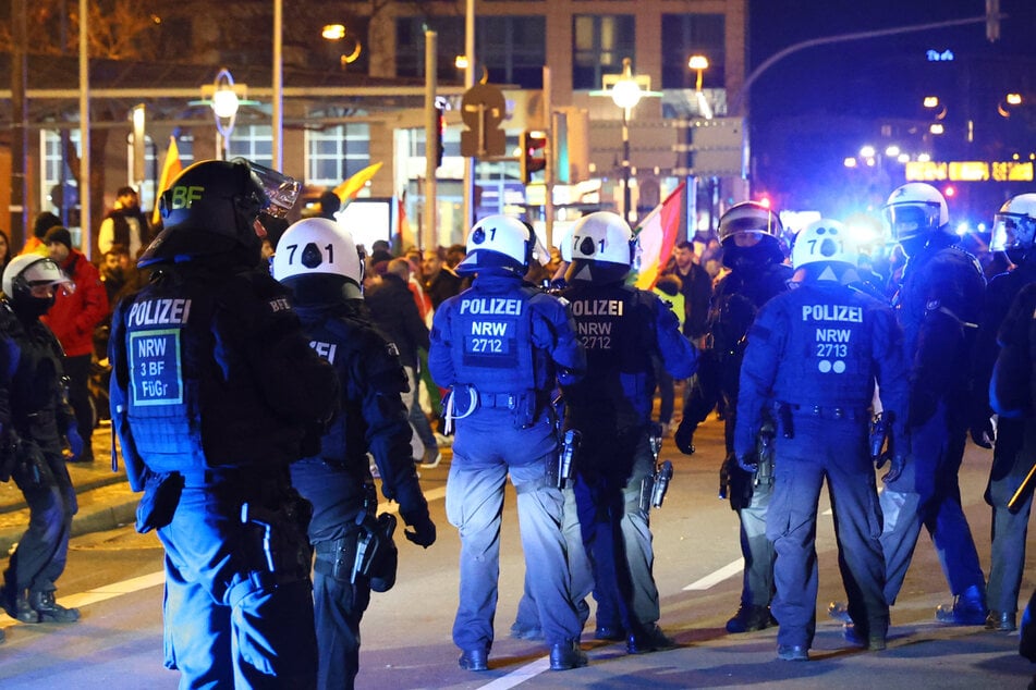 Randale bei Kurden-Demo: Angriffe auf Polizei und Imbiss-Buden