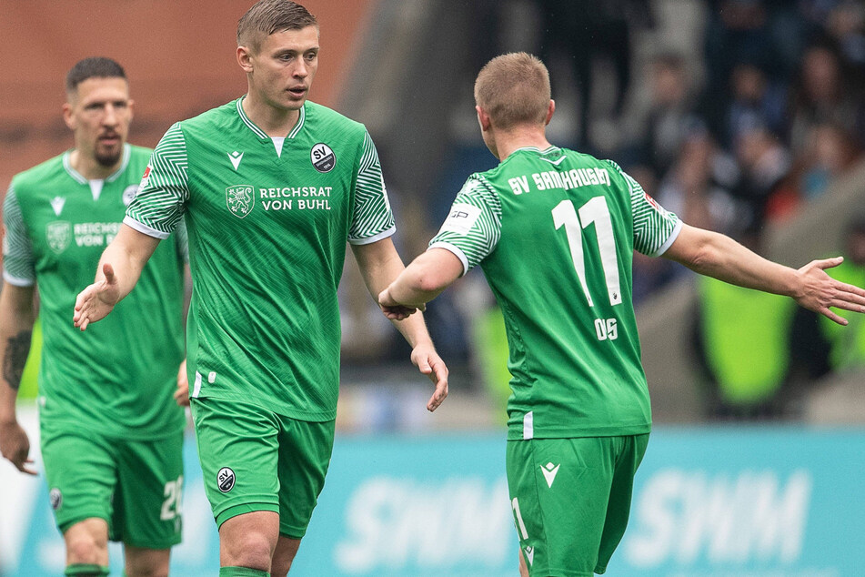 Sandhausens Philipp Ochs (r., 25) und Sandhausens Janik Bachmann (26) klatschen nach dem Tor zum 0:2 ab.