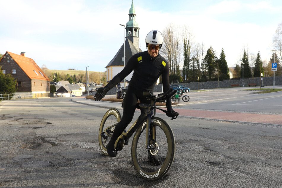 Der Freizeit-Radrennsportler Axel Köhler (56) ärgert sich über die vielen Schlaglöcher.