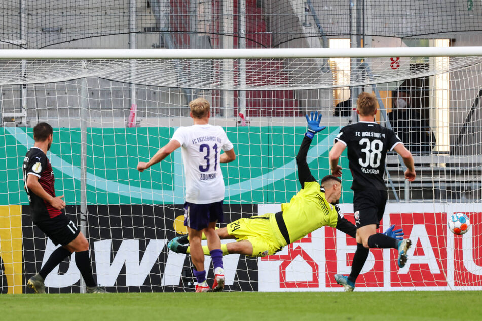 Ben Zolinski (29, r.) beim 1:1 im Pokalspiel in Ingolstadt. Das war sein bisher einzige Saisontreffer. Damals verlor Aue 1:2, heute zählt nur ein Sieg.