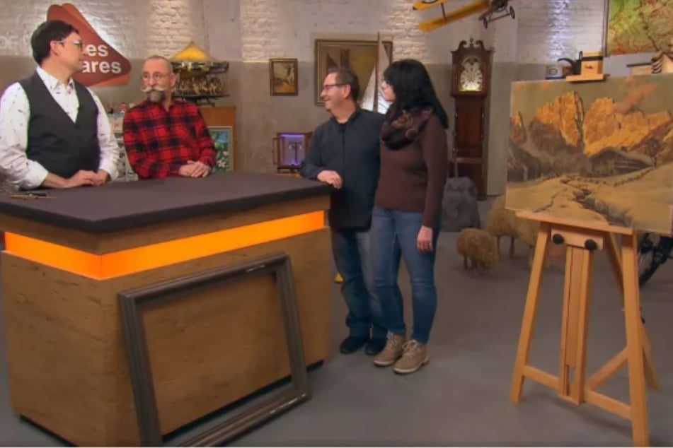 Manfred Jörg und seine Ehefrau Andrea Messer (r.) aus Wallhausen wollen bei "Bares für Rares" ein Gemälde zu Geld machen.