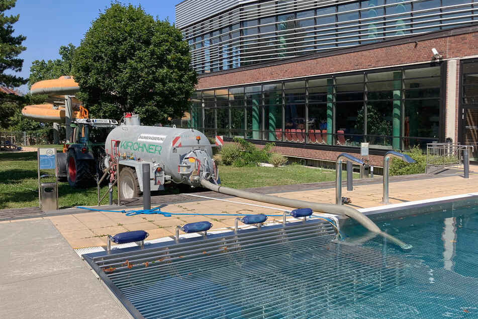 In Nürnberg wird das Wasser aus Schwimmbädern abgepumpt, um damit Pflanzen zu gießen.