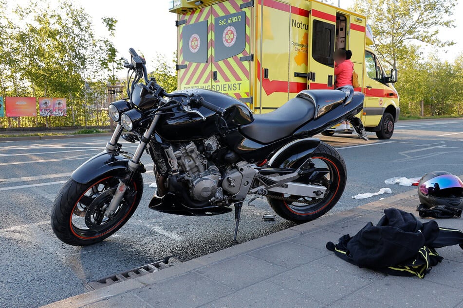 Dieses Motorrad krachte am Montagabend auf der Dresdner Straße mit einem Ford zusammen.