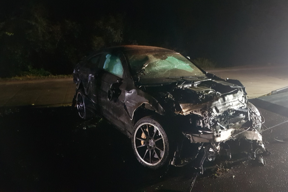 Der Fahrer wurde schwer verletzt, am Fahrzeug entstand wirtschaftlicher Totalschaden.