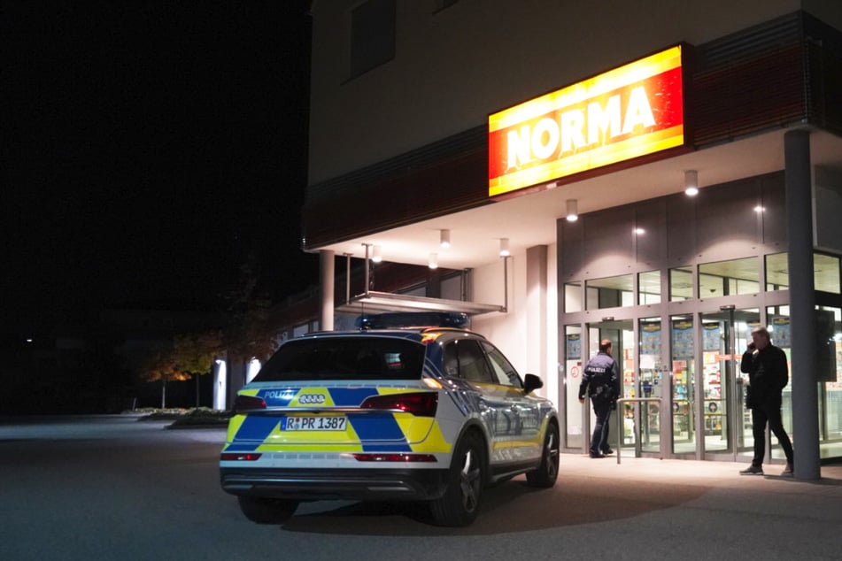 Polizisten ermitteln nach einem vereitelten Überfall auf den "Norma"-Supermarkt.