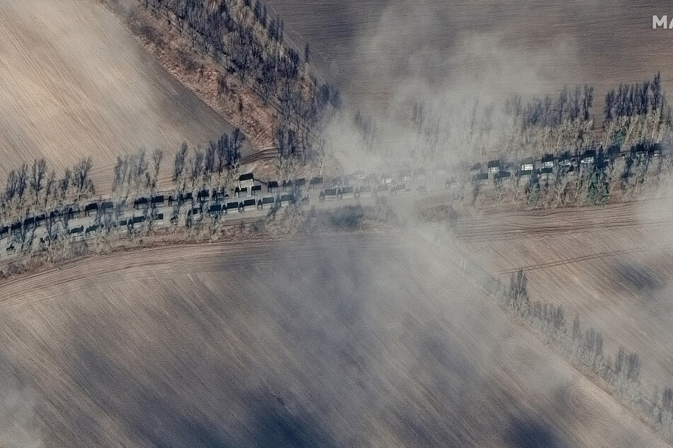 Der kilometerlange Konvoi von russischen Militärfahrzeugen nahe Kiew zerstreut sich laut Pentagon teils.
