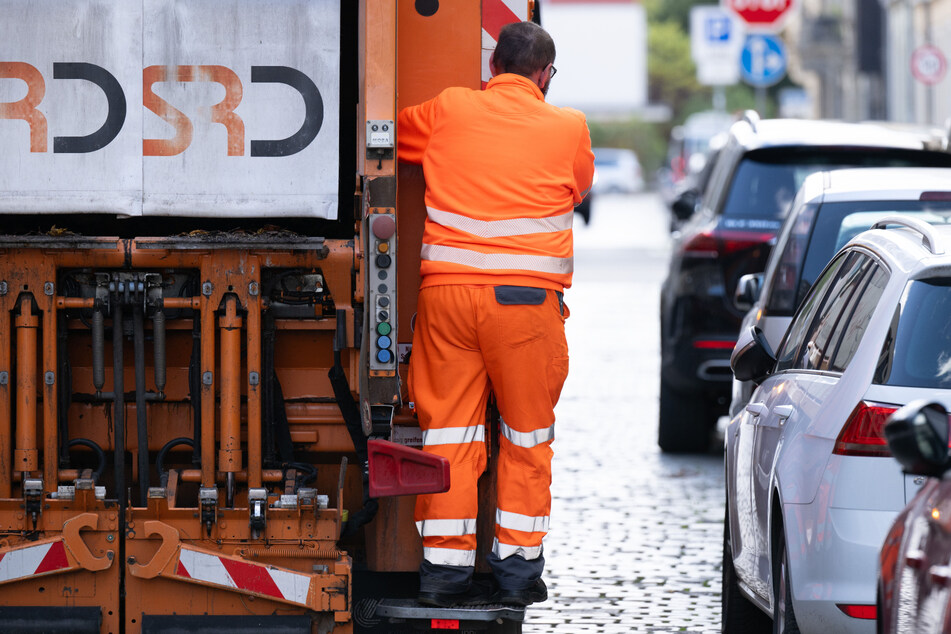 Die illegalen Abfälle werden entweder von Mitarbeitern der Stadtbezirksämter eingesammelt oder die Stadtreinigung Dresden wird mit dem Abtransport beauftragt.