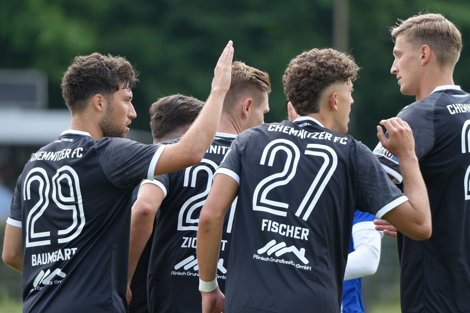 Die in ihren neuen schwarzen Auswärtstrikots spielenden Chemnitzer konnten bereits in der 5. Minute jubeln. Getroffen hatte Leon Damer (verdeckt).