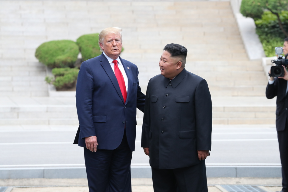 Donald Trump (l), Präsident der USA, und Nordkoreas Machthaber Kim Jong Un treffen sich in der entmilitarisierten Zone (DMZ) an der innerkoreanischen Grenze im nördlichen Teil von Panmunjom.