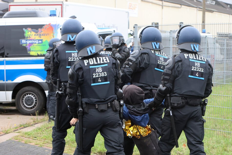 Die Einsatzkräfte schleppten teilweise einzelne Demonstranten weg.