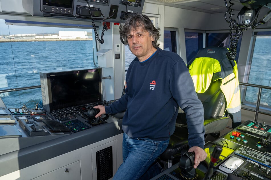 Kapitän Nikolay Mihaylov am Steuer des Schleppers "VB Luca" im Hafen Mukran.