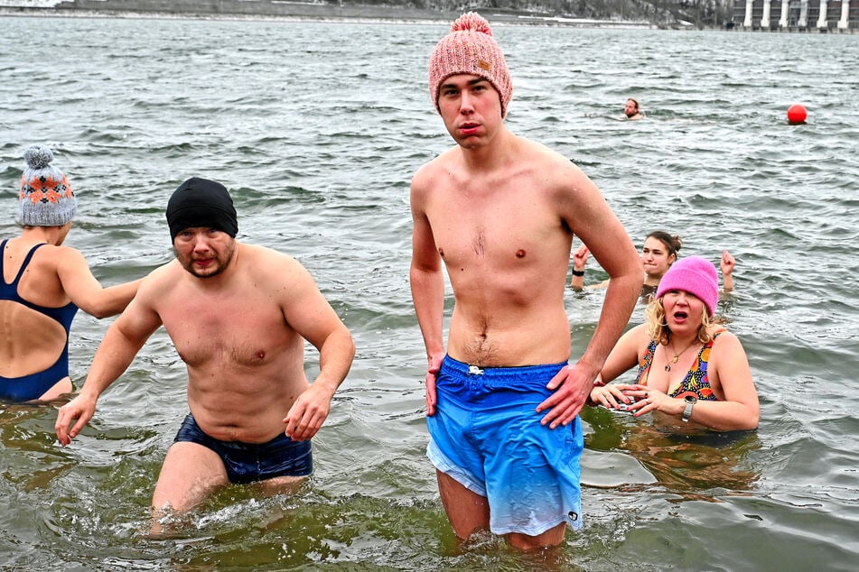 Ziemlich cool! TAG24-Reporter Benjamin Schön (21) war am Sonntag auf eiskalter Mission im Stauseebad.