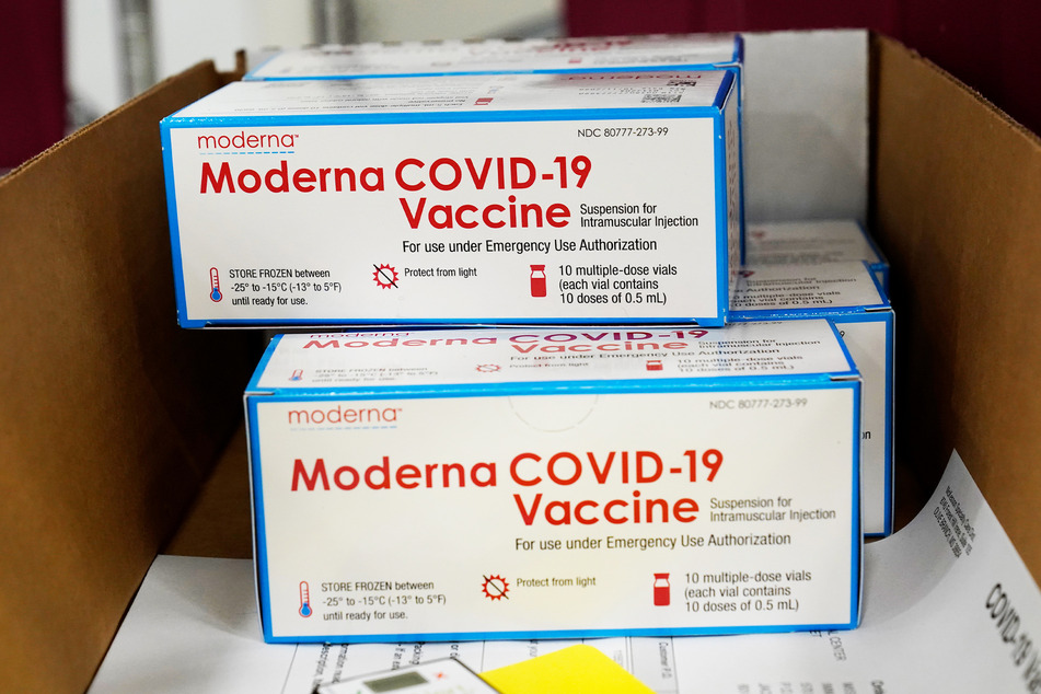 Kisten, die den Corona-Impfstoff des US-Biotech-Unternehmens Moderna enthalten.
