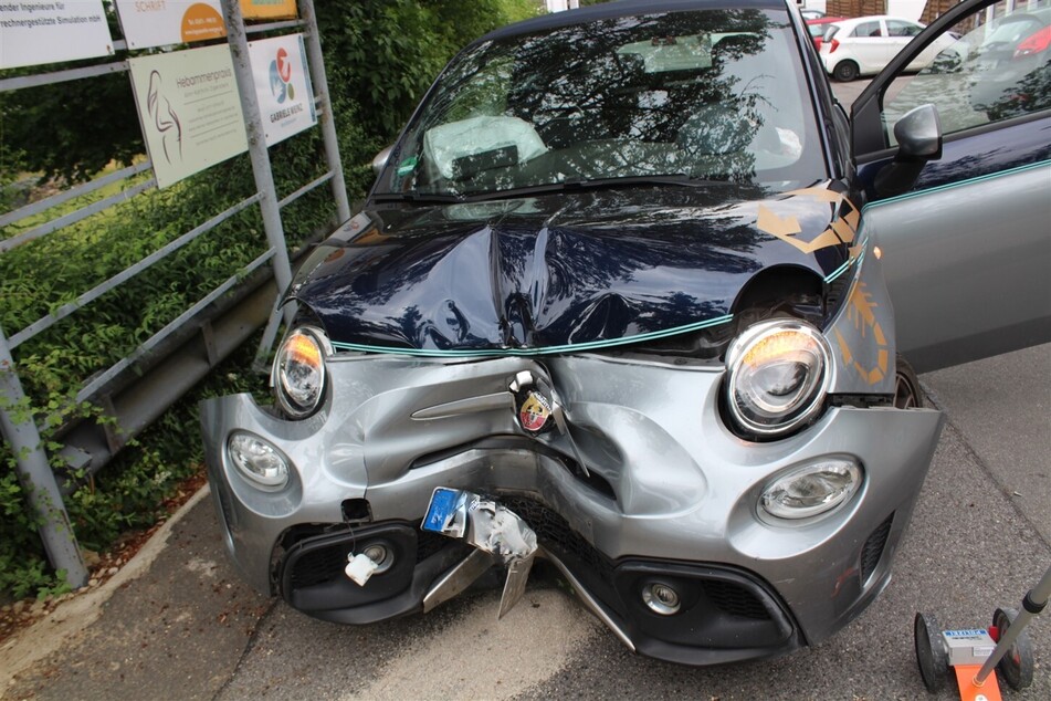 Der Fiat wurde bei dem Crash in Aachen massiv beschädigt.