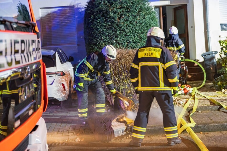 Feuerwehr rettet leblose 62-Jährige aus brennendem Haus in Köln-Porz