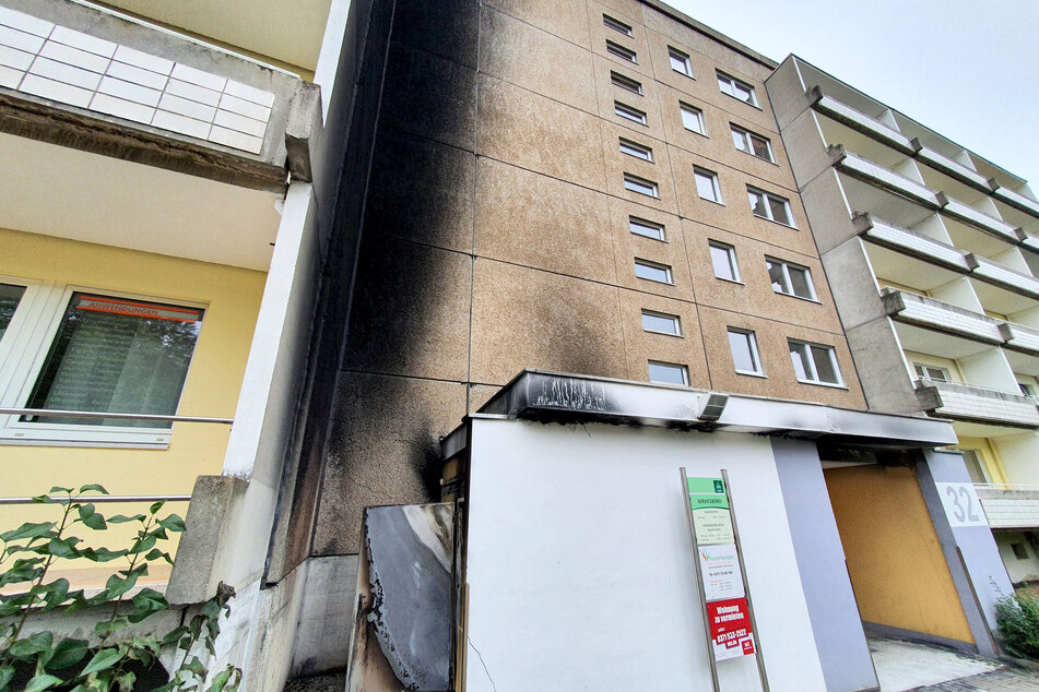 Ein Teil der Hauswand ist völlig verkohlt! In der Johannes-Dick-Straße in Chemnitz ging am Samstagabend ein Container in Flammen auf - eventuell durch Brandstiftung.