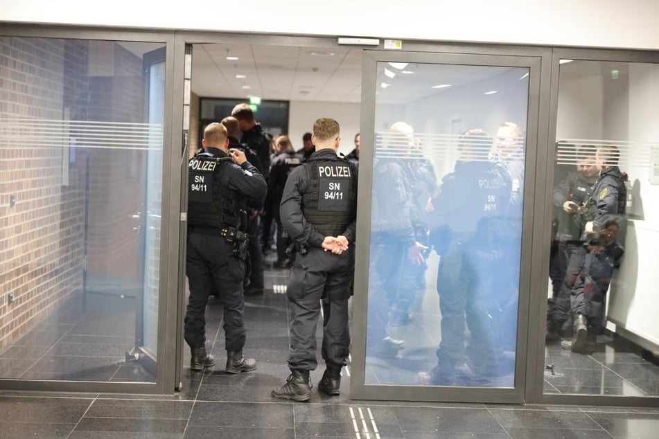 Die über 50 Personen verließen die Veranstaltung erst mit der Polizei.