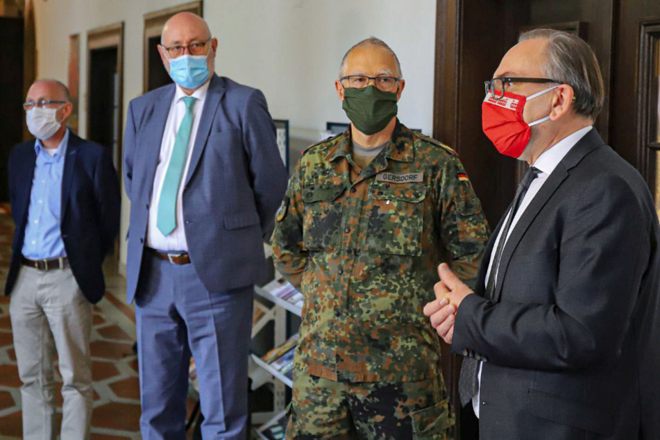 General Torsten Gersdorf (2.v.r), Kommandeur des Landeskommandos Nordrhein-Westfalen der Bundeswehr, stellte der Wuppertaler Stadtspitze weitere Unterstützung in Aussicht.