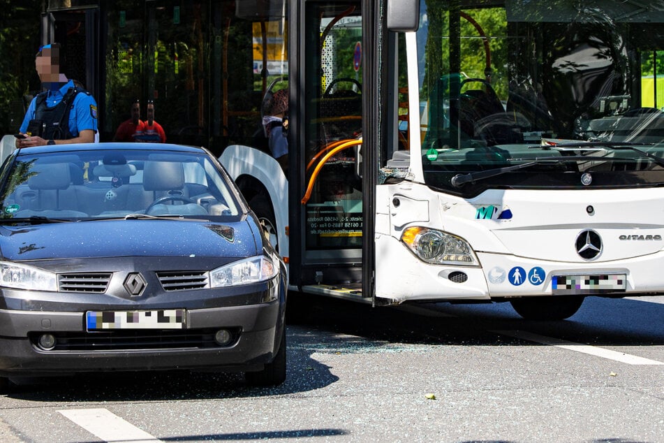 Auf der Landgraf-Georg-Straße in Darmstadt stießen am Donnerstagvormittag ein Linienbus und ein Renault zusammen.