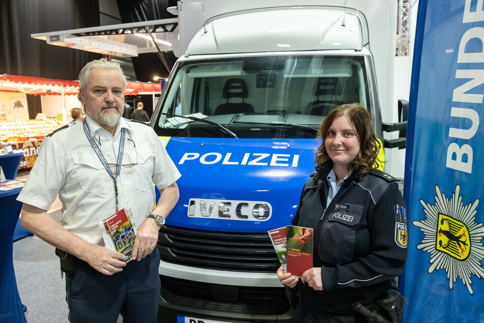 Fachberater Uwe Nerger (61) von der Polizeidirektion Chemnitz und Constanze Strohm (37) von der Bundespolizei gaben während der Reisemesse Tipps für sicheres Campen.