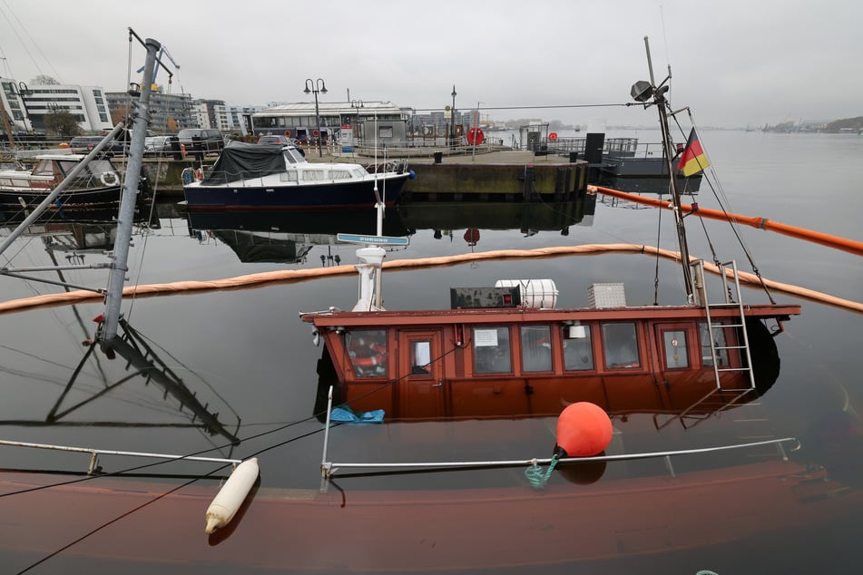 1200 Liter Diesel an Bord: "Seeadler" wird aus Rostocker Stadthafen geborgen