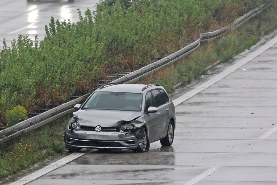Der VW Golf krachte erst gegen die Leitplanke und kam anschließend entgegen der Fahrtrichtung zum Stehen.