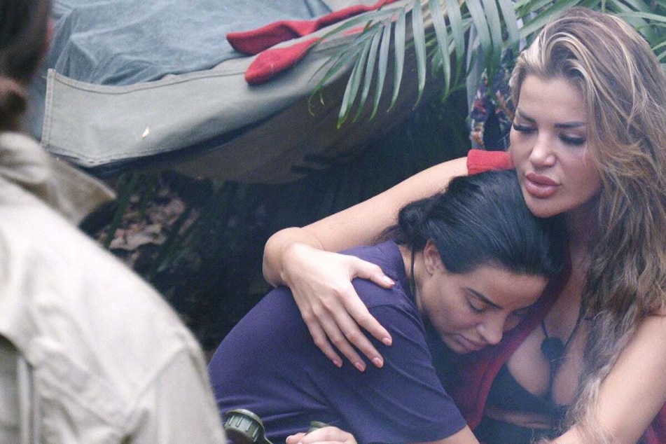 Im Dschungelcamp offenbarte sich Leyla Mitstreiterin Kim Virginia Hartung (28, r.) hinsichtlich ihrer schrecklichen Gewalterfahrungen.