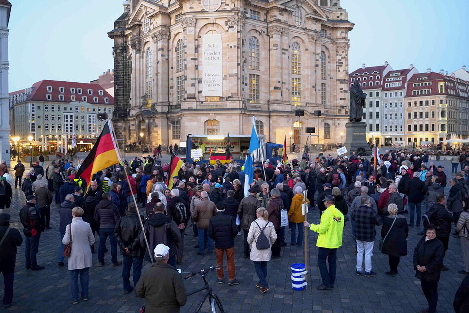Etwa 500 Demonstrierende beteiligten sich am Pegida-Aufmarsch in Dresden.